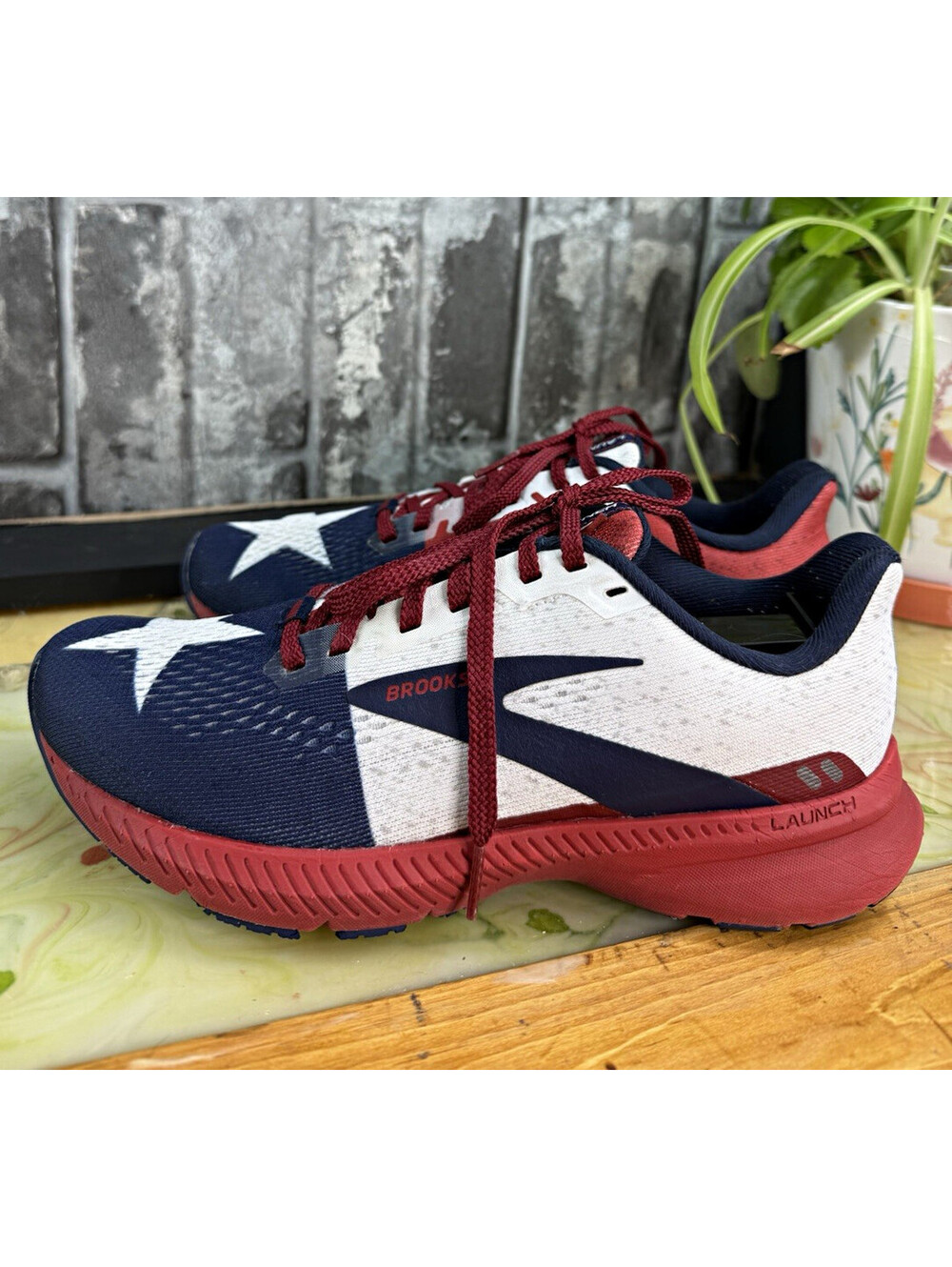 Brooks Launch 8 Run Texas Pack Women’s Blue/Red/White Low Top Lace-Up Logo Mesh
